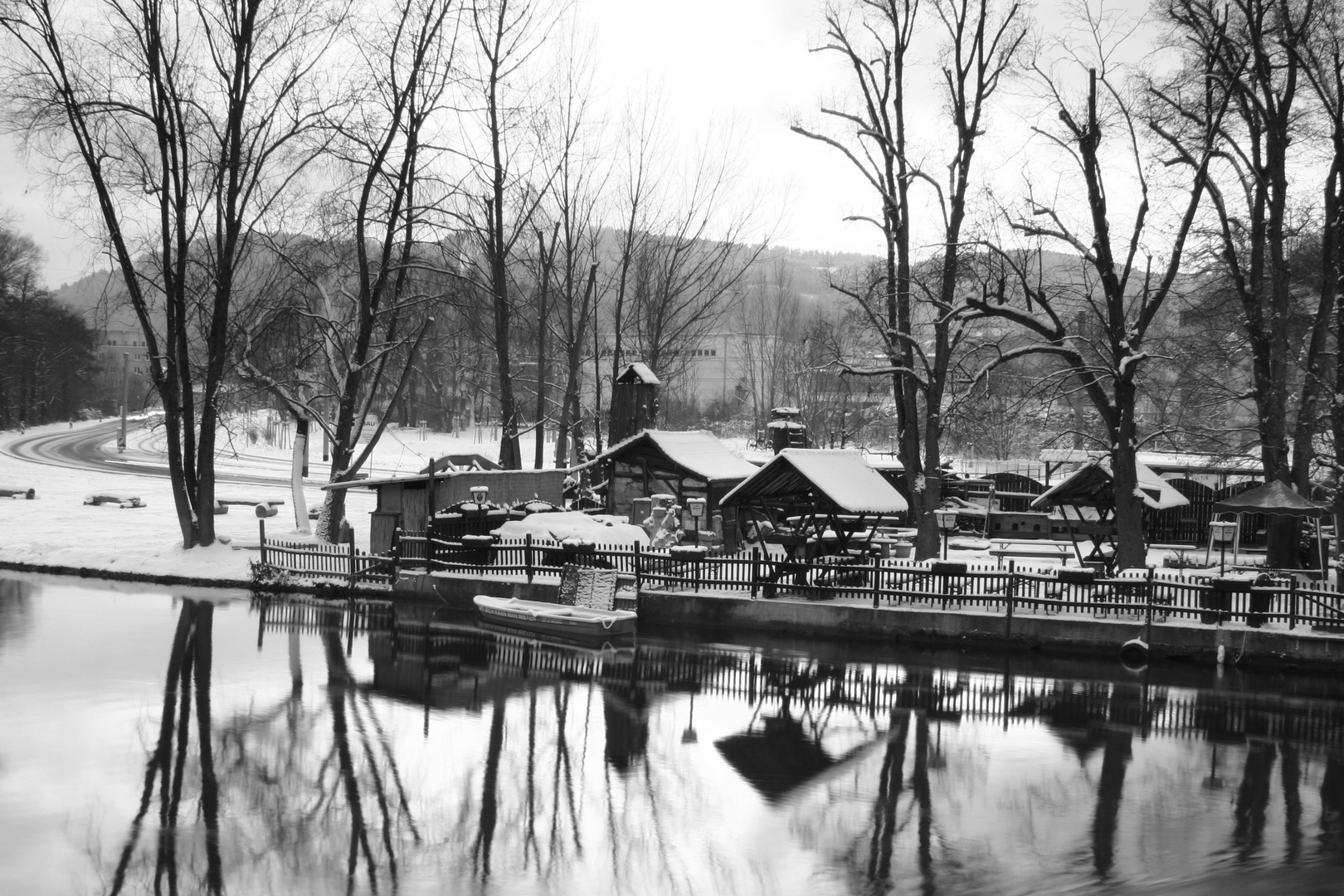 Spiegelbild vom Biergarten im Winter 2010 - Am Wehr