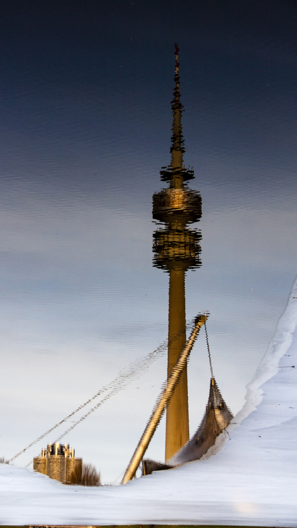 Spiegelbild vom Fernsehturm in München.