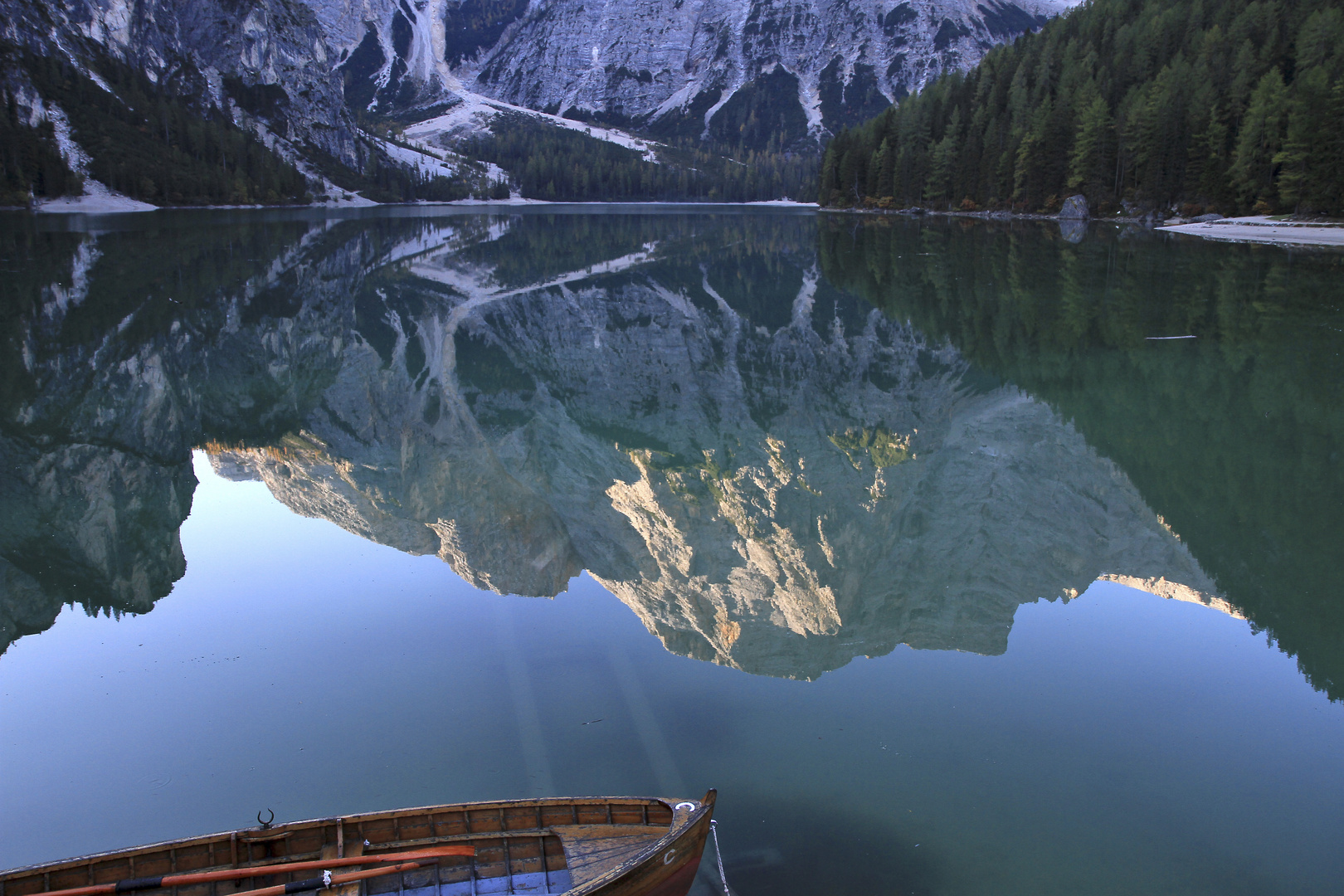 Spiegelbild vom Seekofl auf dem Pragser Wildsee