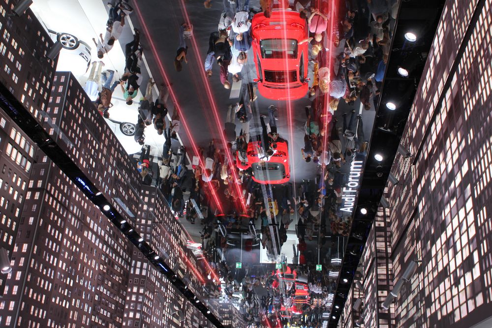 Spiegelbild von der Audi-Welt auf der IAA 2013