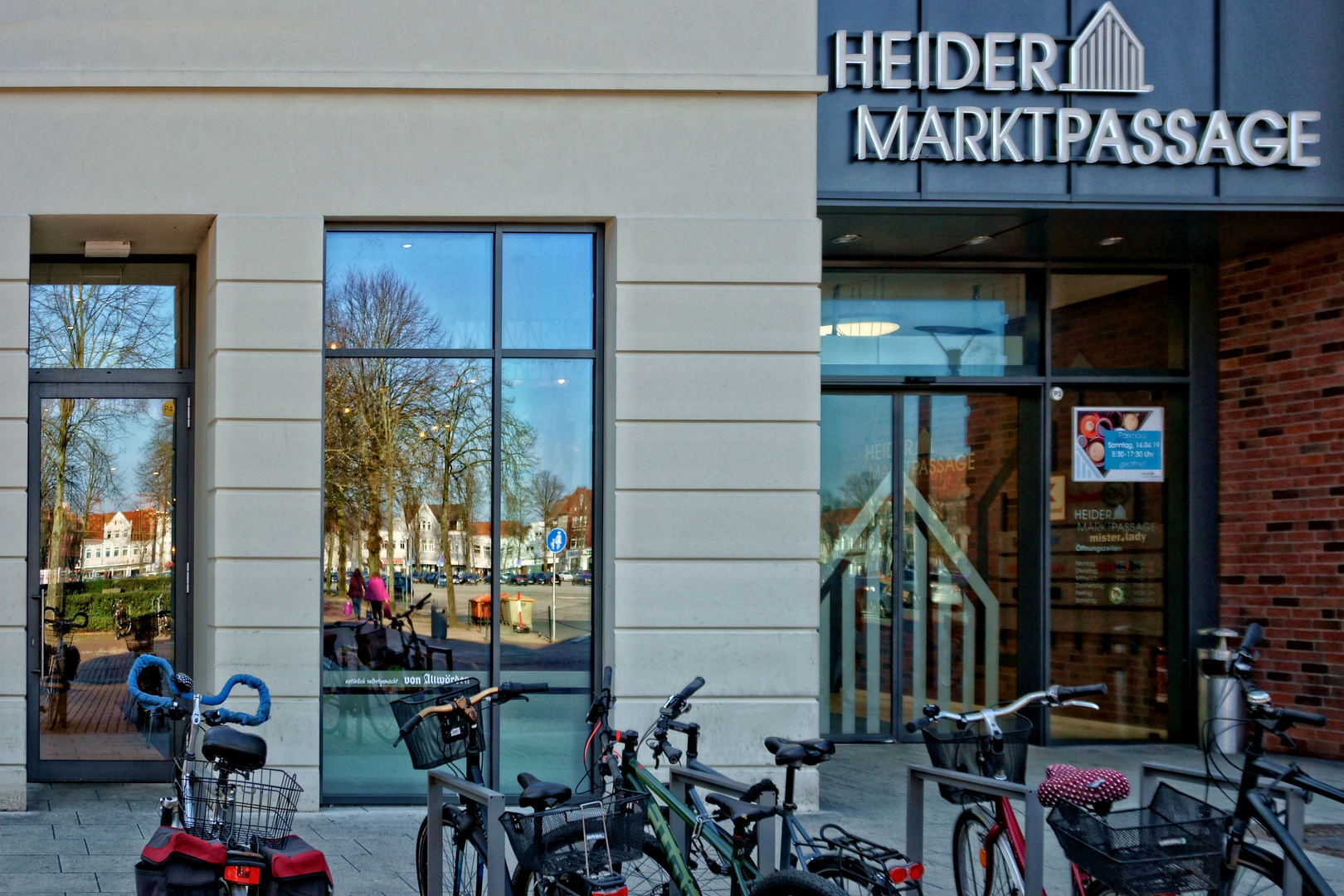 Spiegelbilder in den Fenstern der Heider Marktpassage