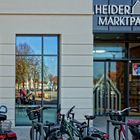 Spiegelbilder in den Fenstern der Heider Marktpassage