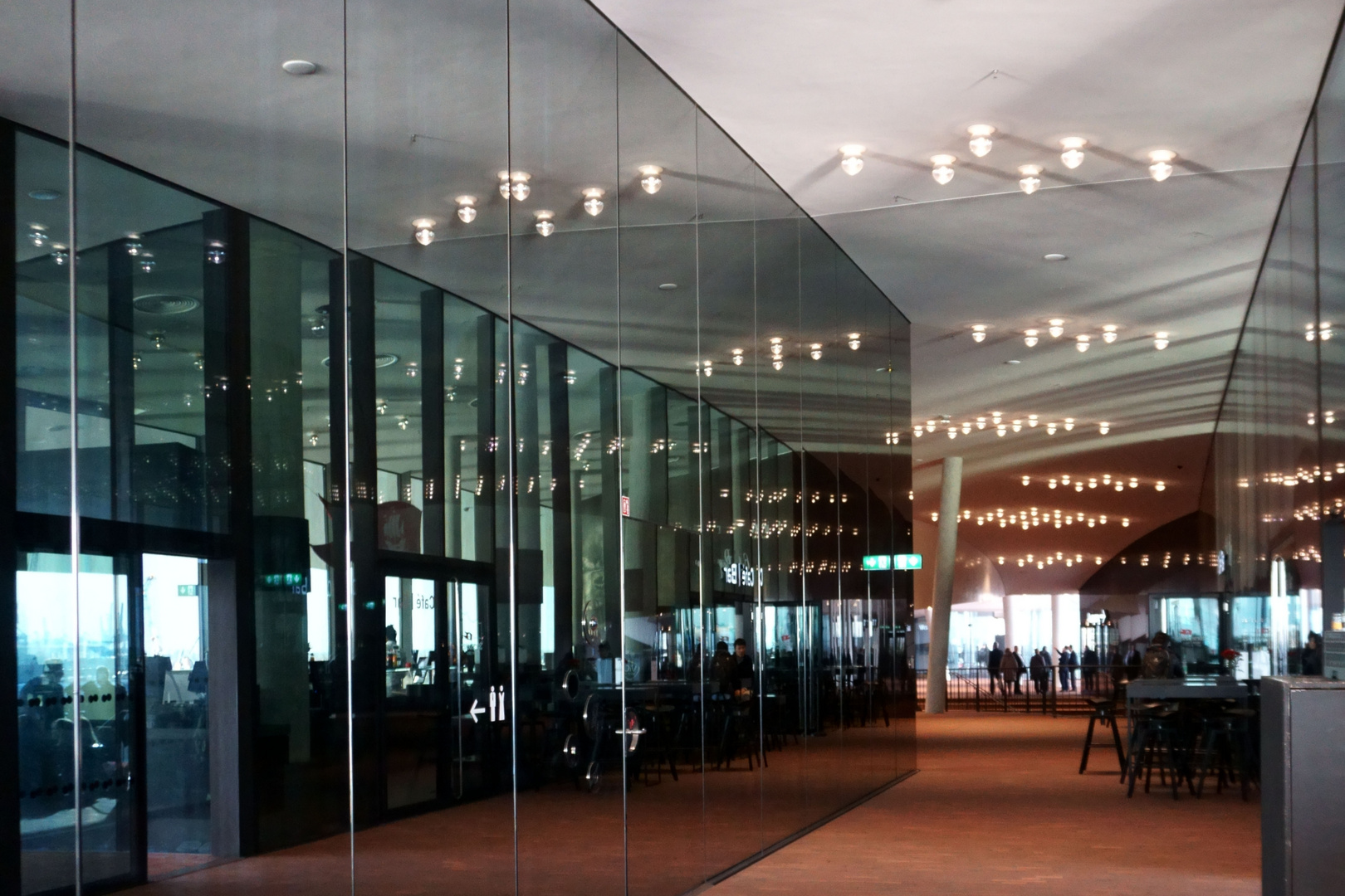 Spiegelbildimpression in der Hamburger Elbphilharmonie