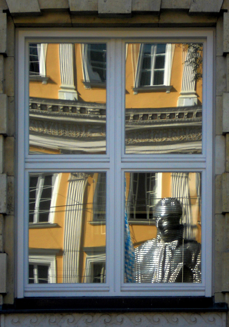 spiegelblick auf die große 'monteglas'-statue