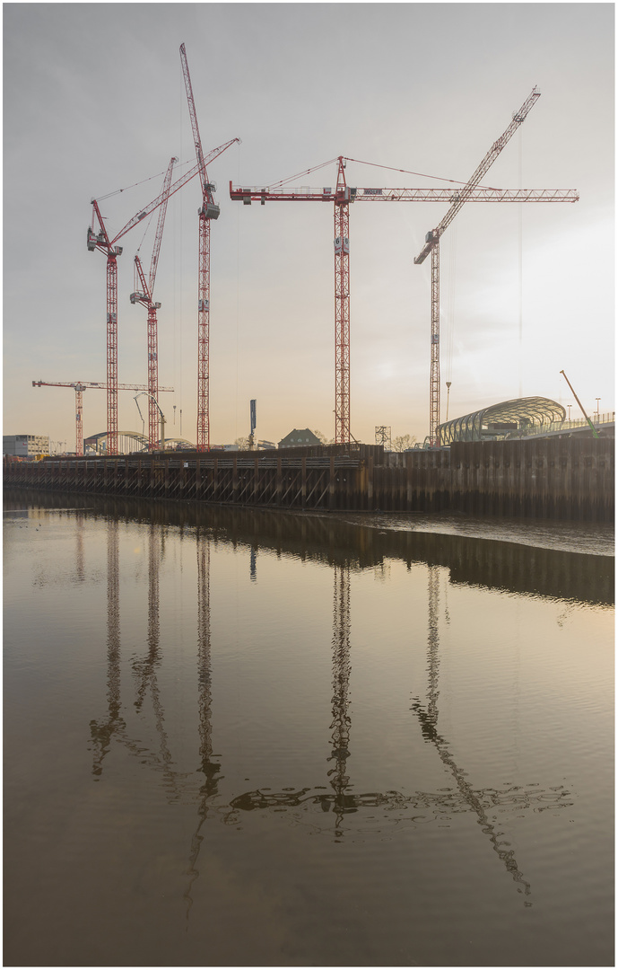 "Spiegelday": Kräne auf der Elbtower-Baustelle 