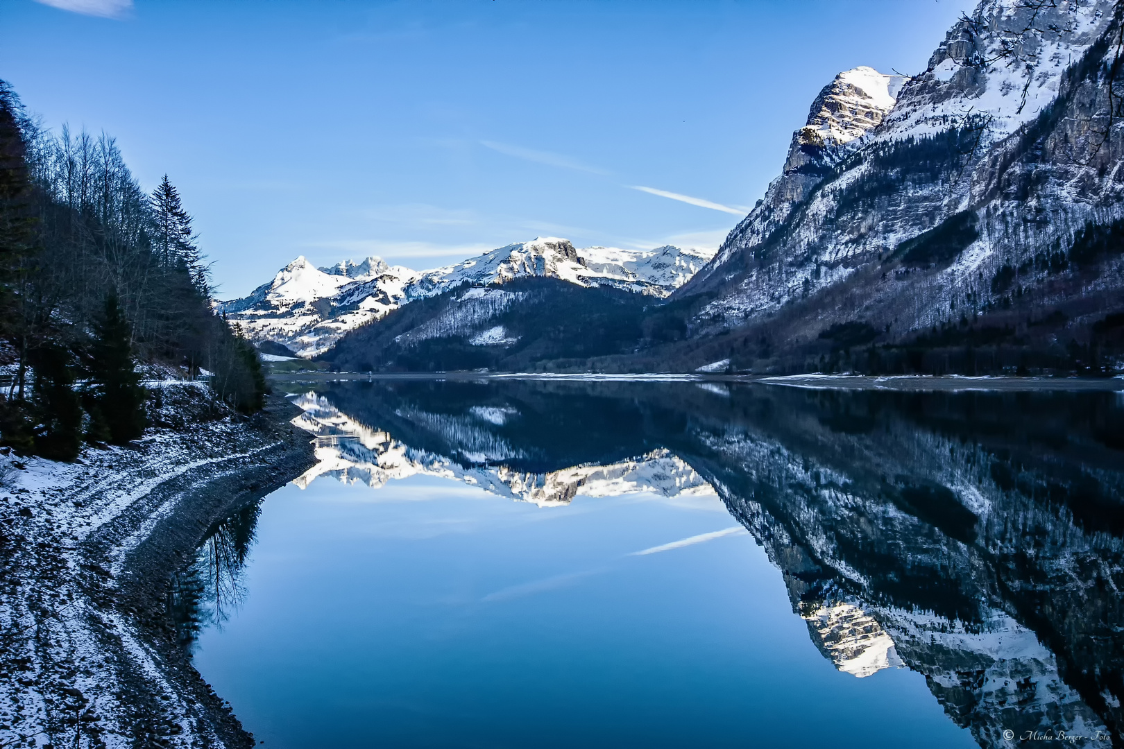 Spiegeldienstag am Klöntalersee im Dezember