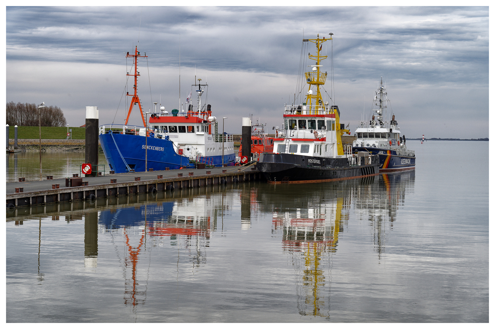 Spiegeldienstag - Anleger innerhalb der Flutmole Wilhelmshaven