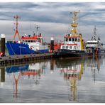 Spiegeldienstag - Anleger innerhalb der Flutmole Wilhelmshaven