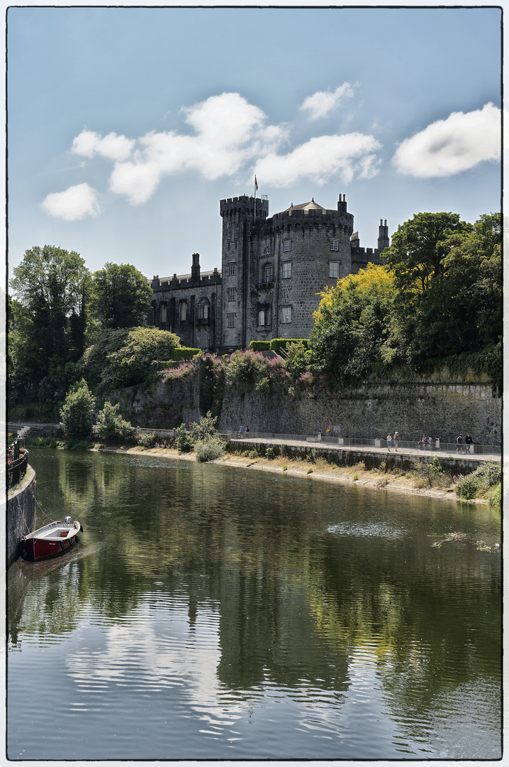 Spiegeldienstag - Blick auf Schloss Kilkenny am River Nore