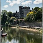 Spiegeldienstag - Blick auf Schloss Kilkenny am River Nore