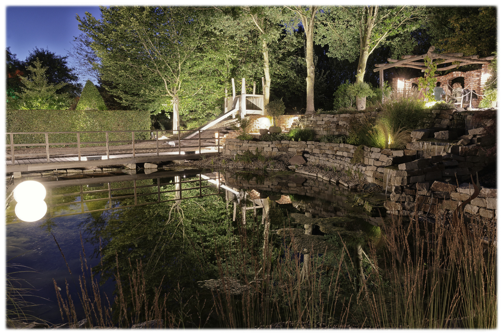 Spiegeldienstag -Gartenanlage mit Teich