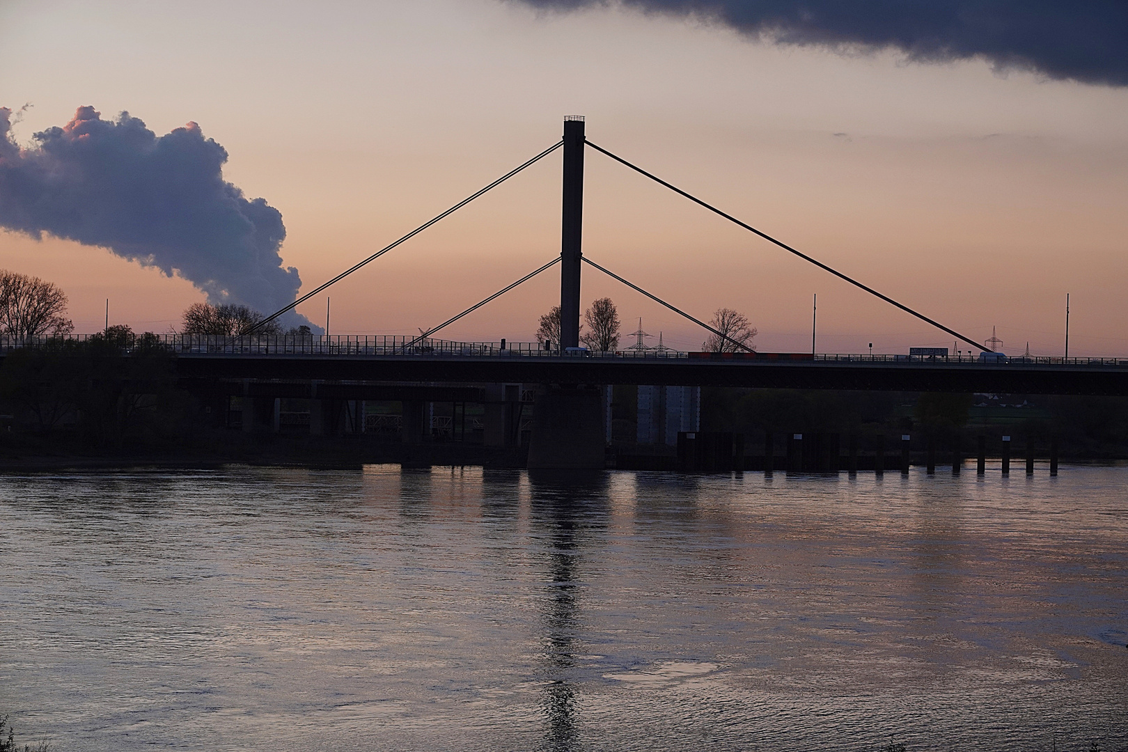 Spiegeleffekte im Rhein