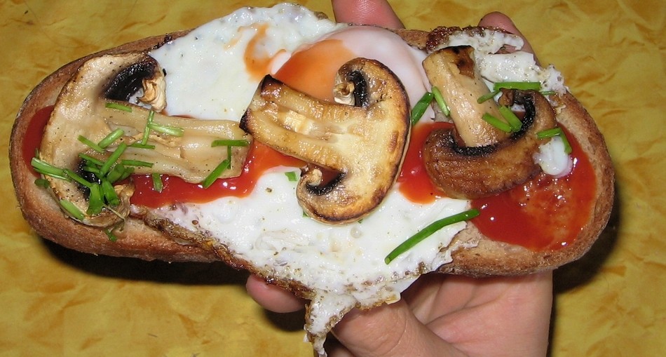 Spiegelei mit frischen Champignons und Schnittlauch auf Bauernbrot