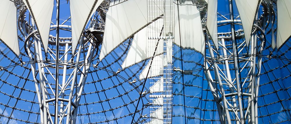 SPIEGELEI UNTER BLAUEM HIMMEL AM POTSDAMER PLATZ