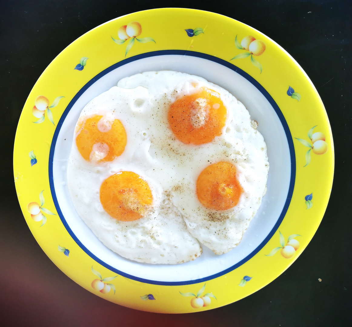 Spiegelei zum Frühstück. Foto &amp; Bild | stillleben, food-fotografie ...