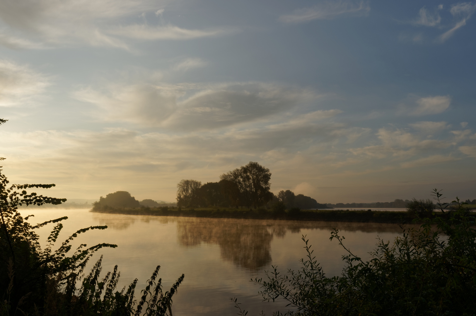 Spiegeleien im Morgendunst