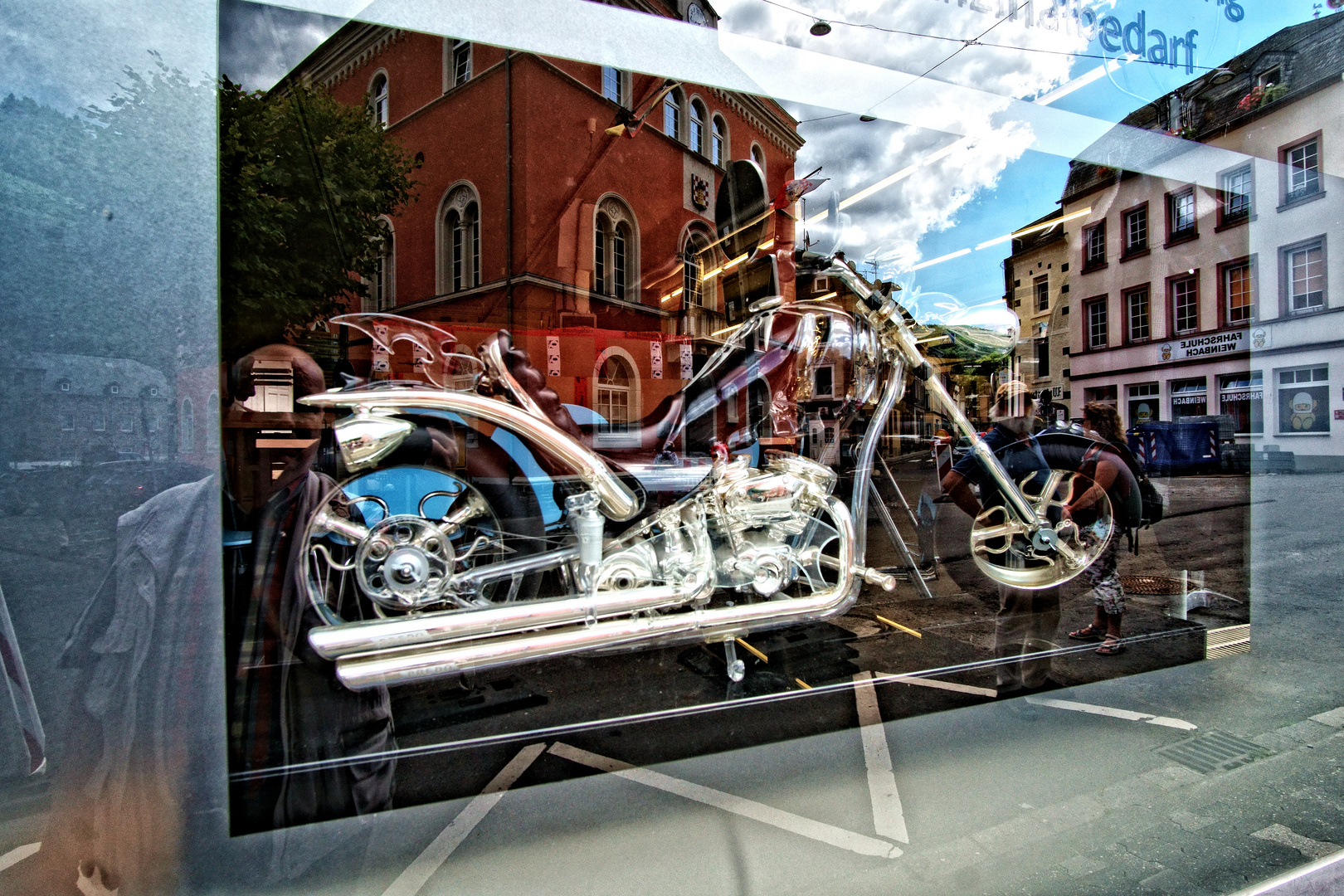 Spiegeleien in einem Schaufenster in Bernkastel-Kues