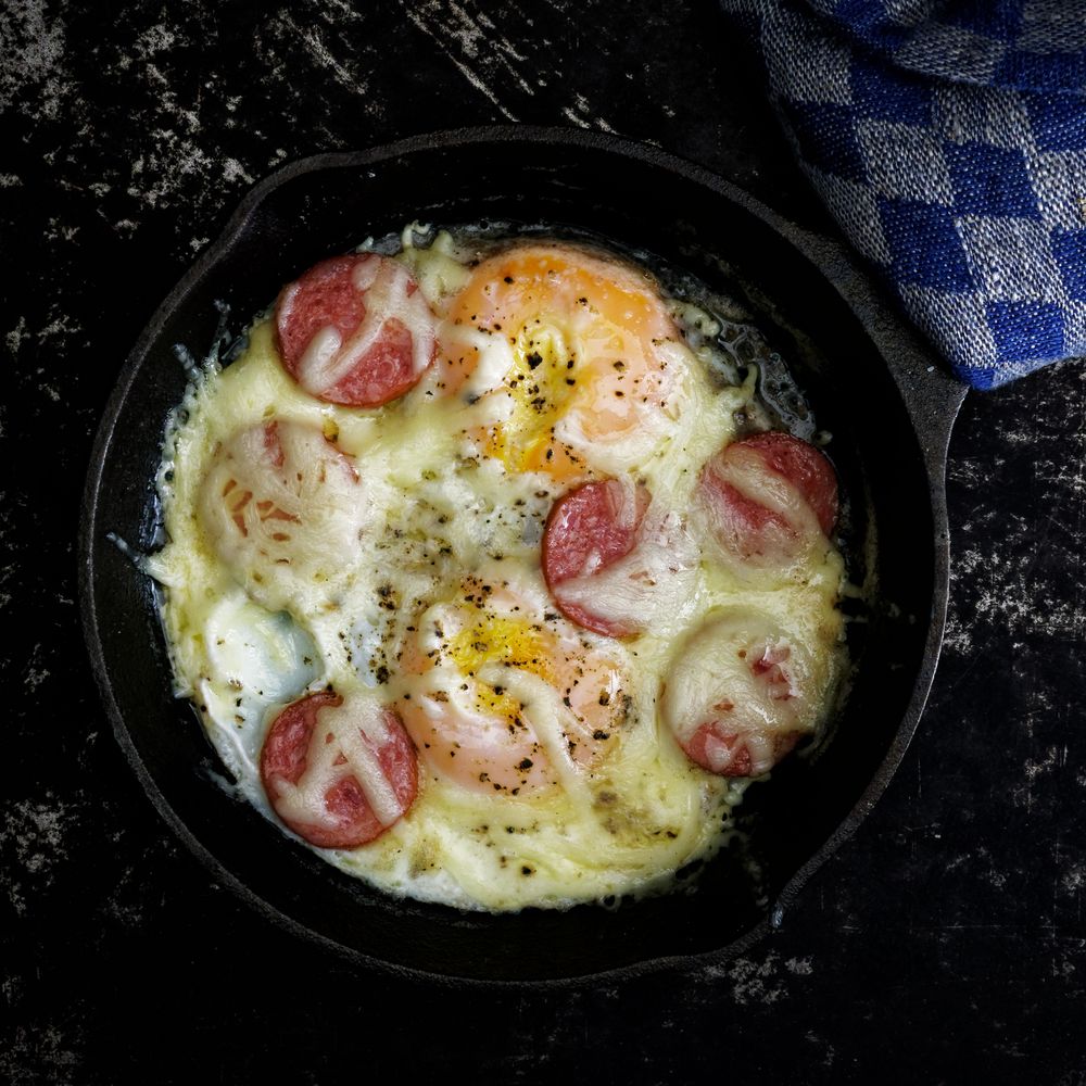 Spiegeleier mit Kabanossi und Käse Foto &amp; Bild | stillleben, food ...