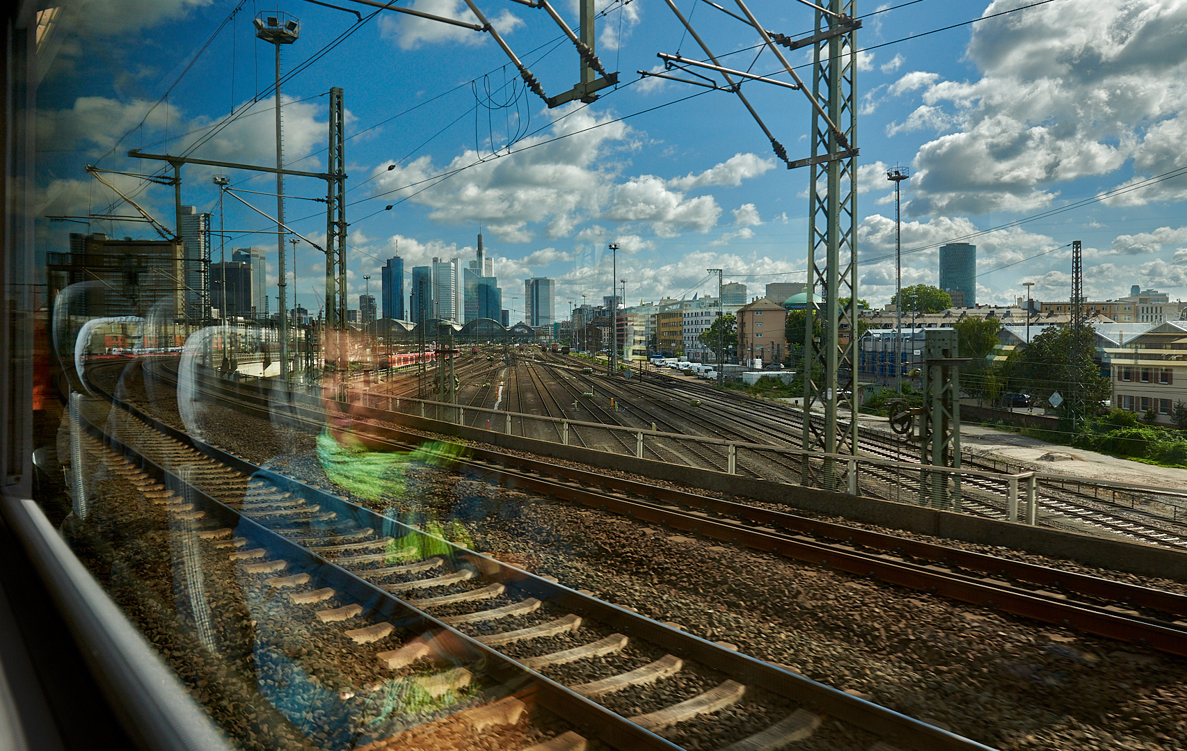 Spiegelfahrt zum Spiegeltag....Einfahrt mit dem ICE in den Hbf von Frankfurt (Main)...