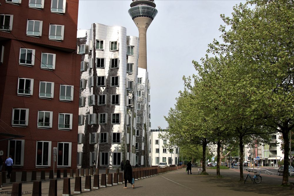 Spiegelfassade und Rheinturm