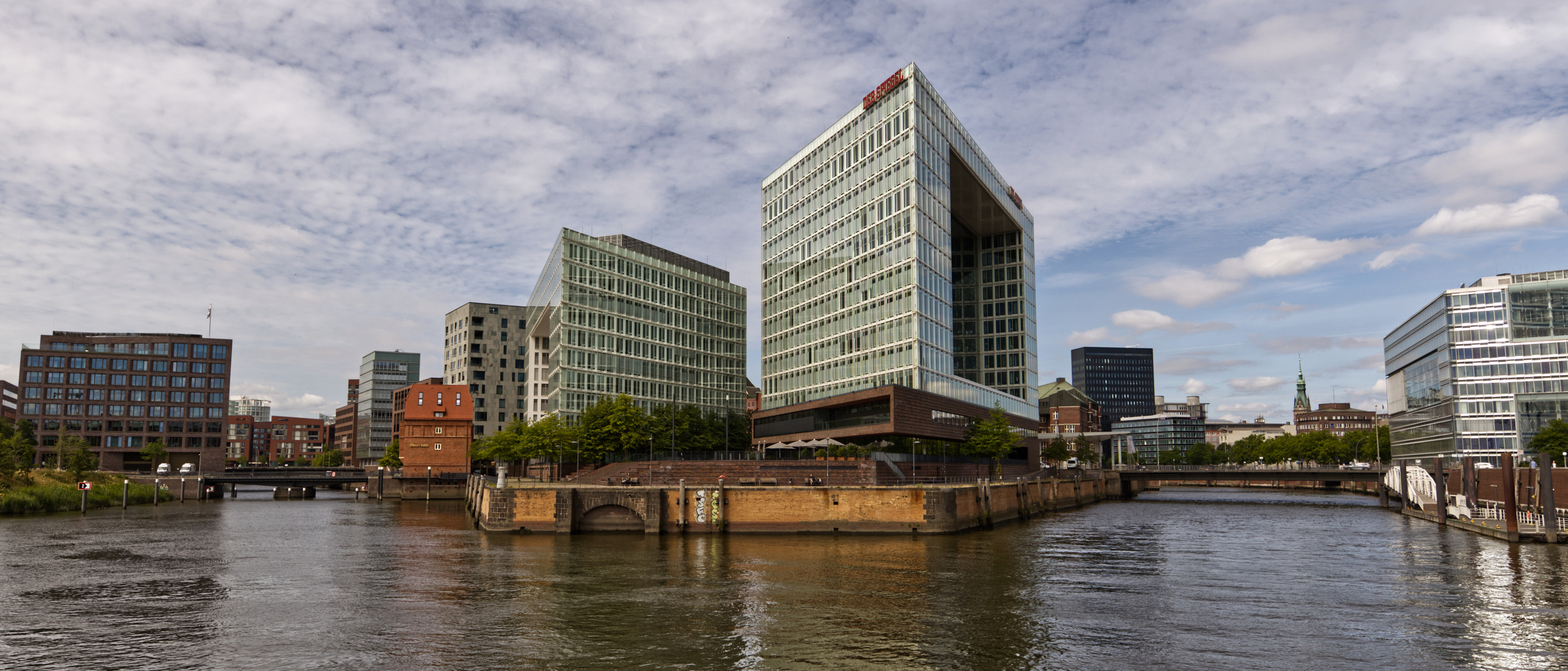 Spiegelgebäude an der Oberhafenbrücke