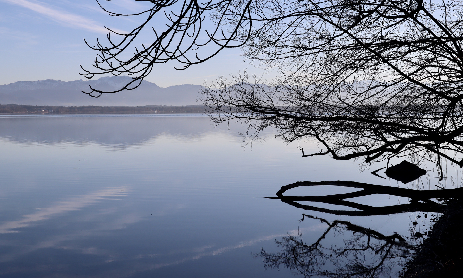 Spiegelglatter See