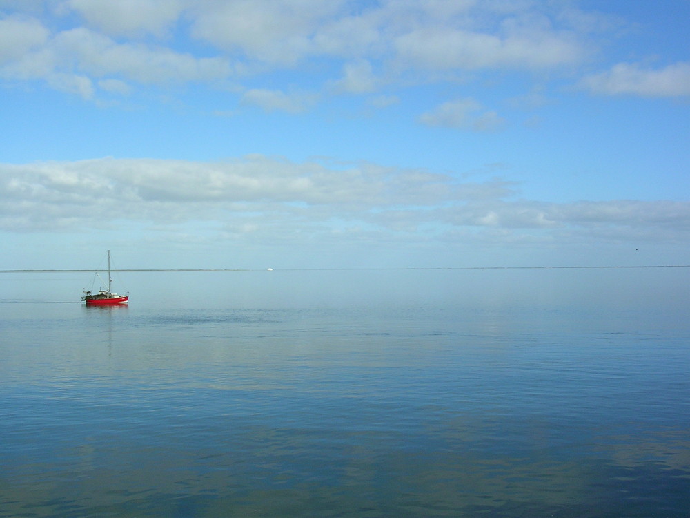 spiegelglattes Meer + Frabtupfer