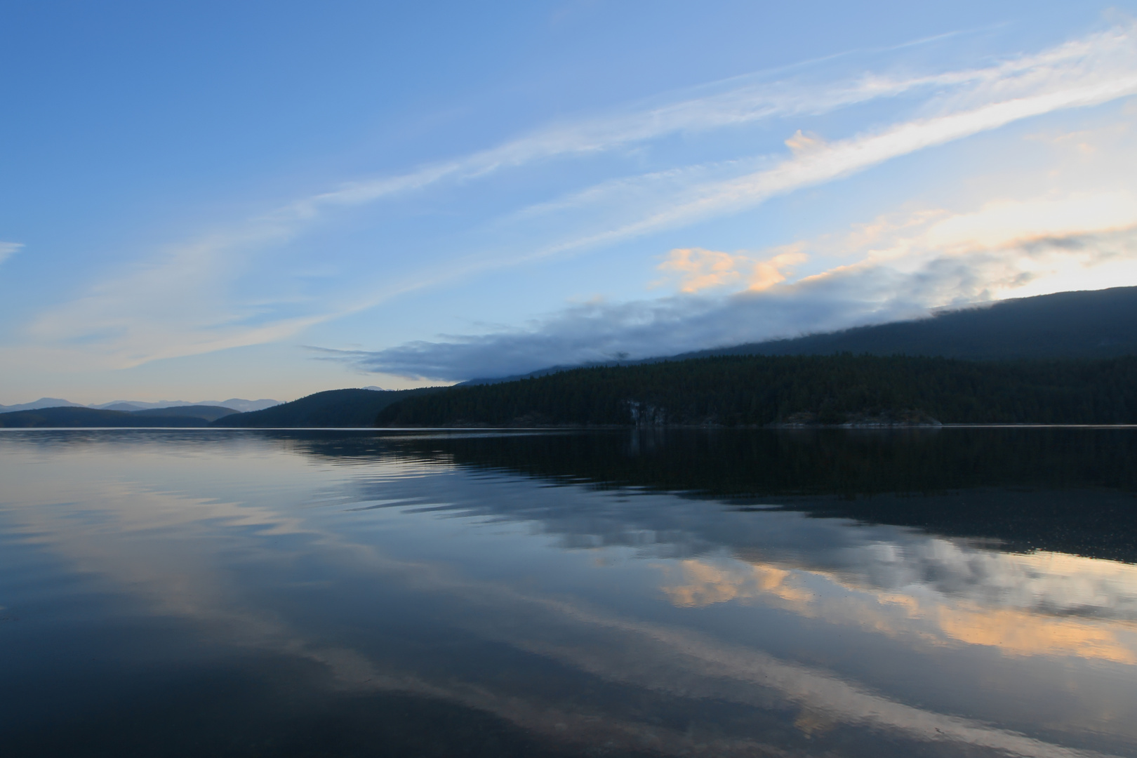 Spiegelglattes Wasser im Sund