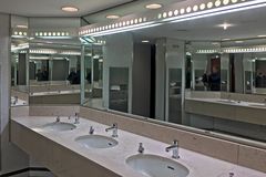Spiegelkabinett - und soo viele Waschbecken :-)