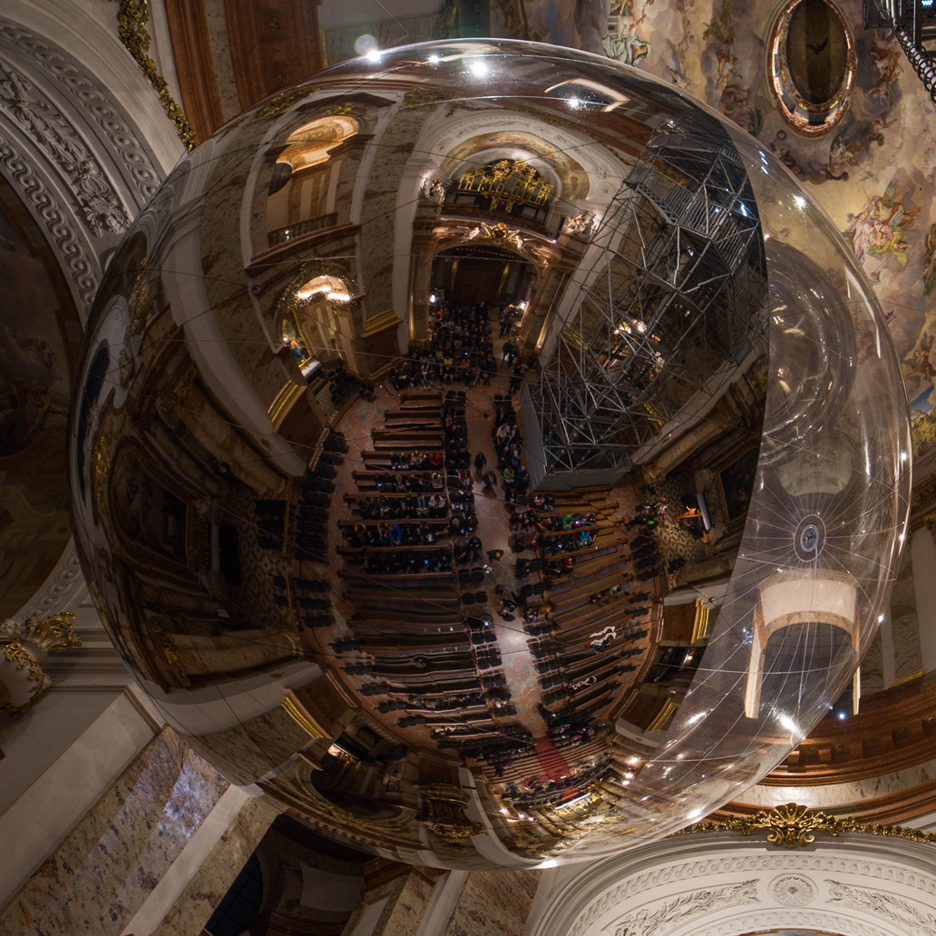 Spiegelkugel in der Karlskirche Wien