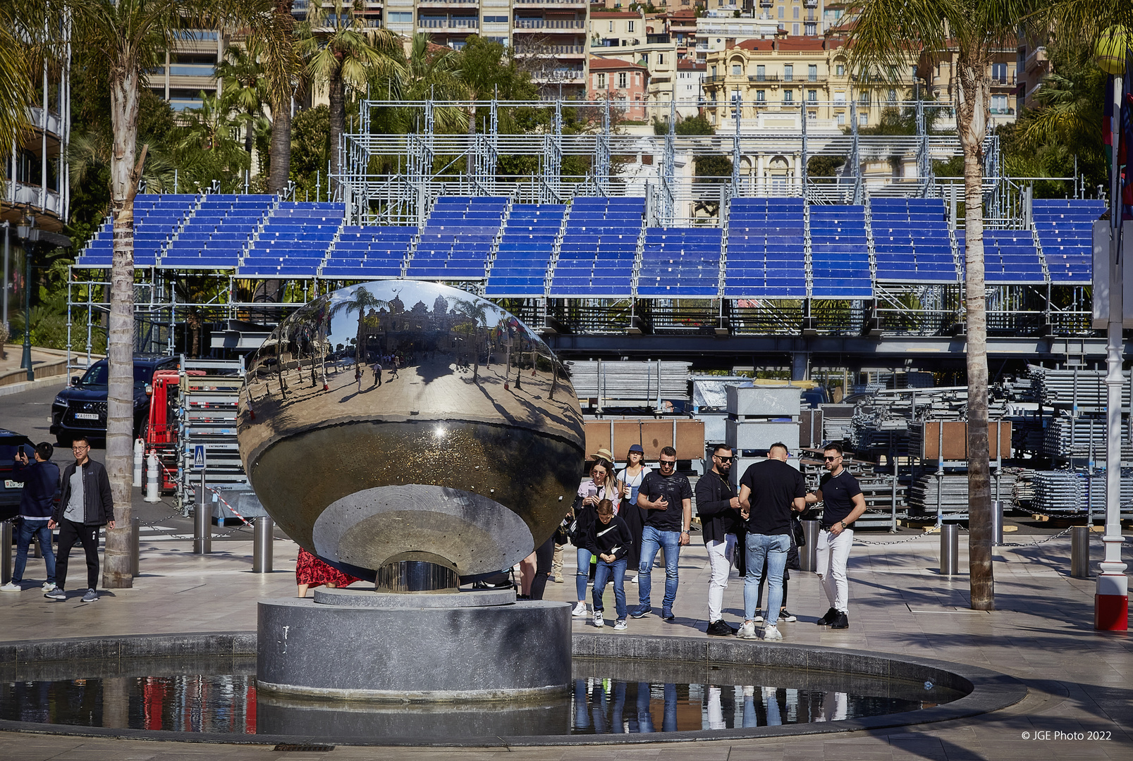 Spiegelkugel vor dem Casino Monte Carlo in Monaco