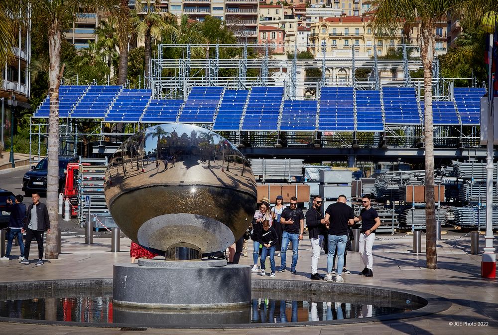 Spiegelkugel vor dem Casino Monte Carlo in Monaco