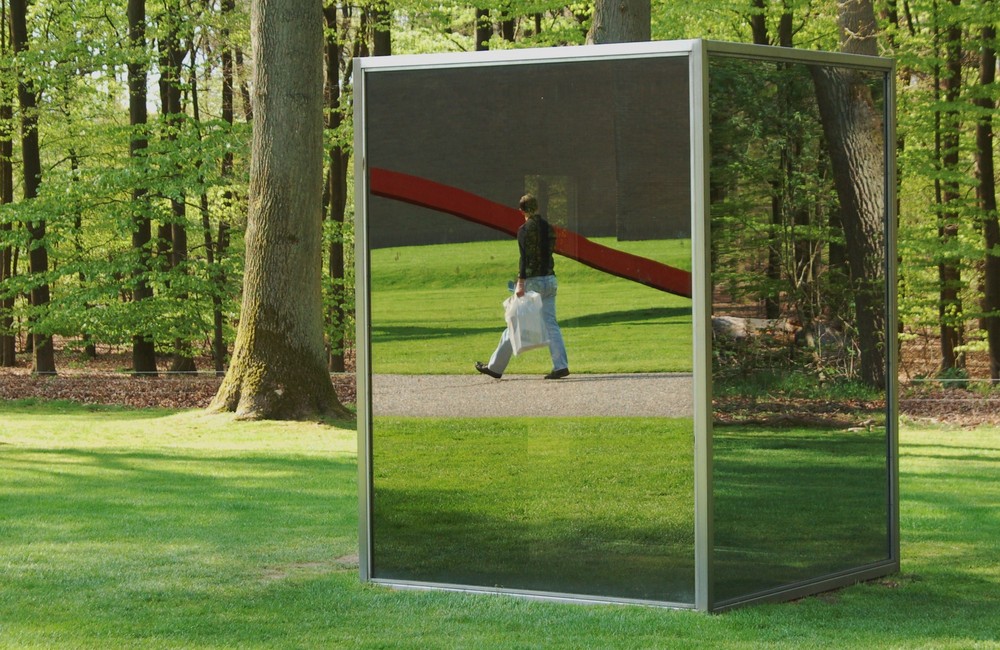 Spiegelkunst im Kröller-Müller-Park, Niederlande