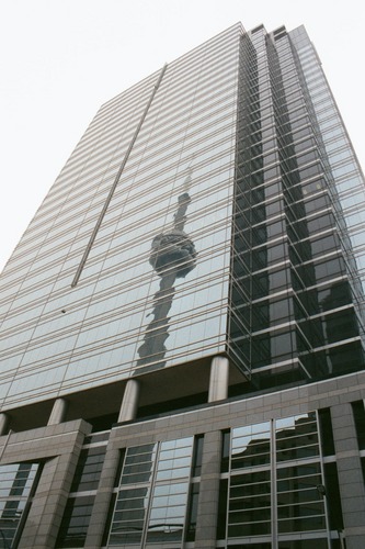 Spiegellung des CN-Towers in Toronto