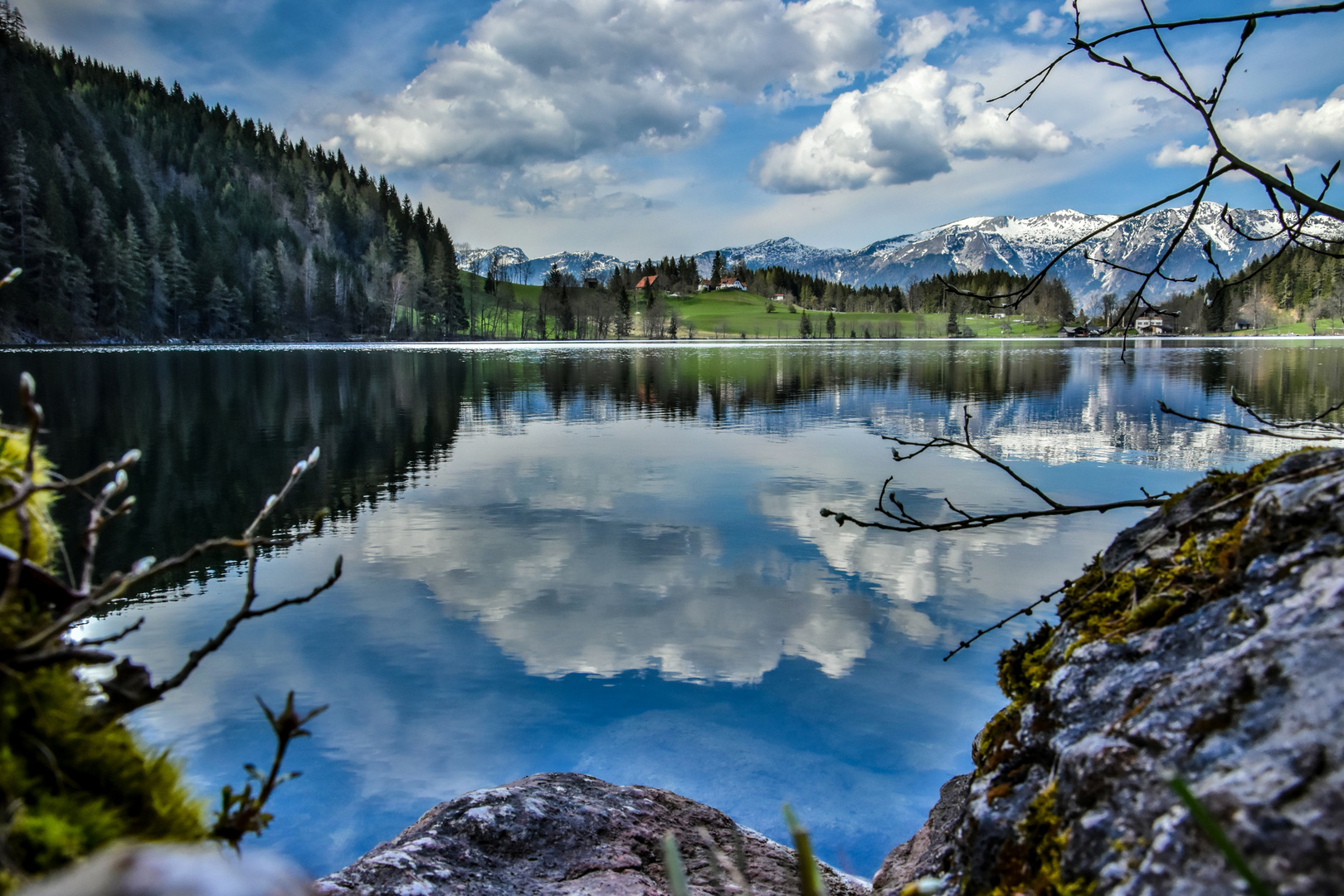 Spiegelnde Berglandschaft