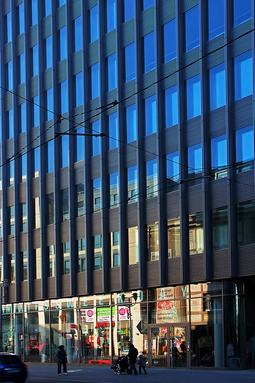 spiegelnde Bürohausfassade