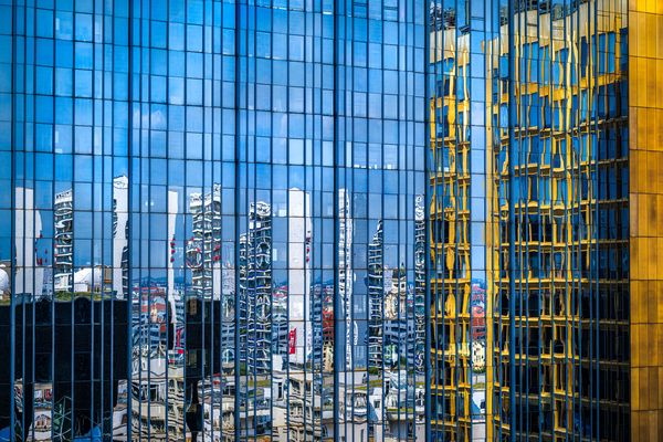 Spiegelnde Fassade in Berlin