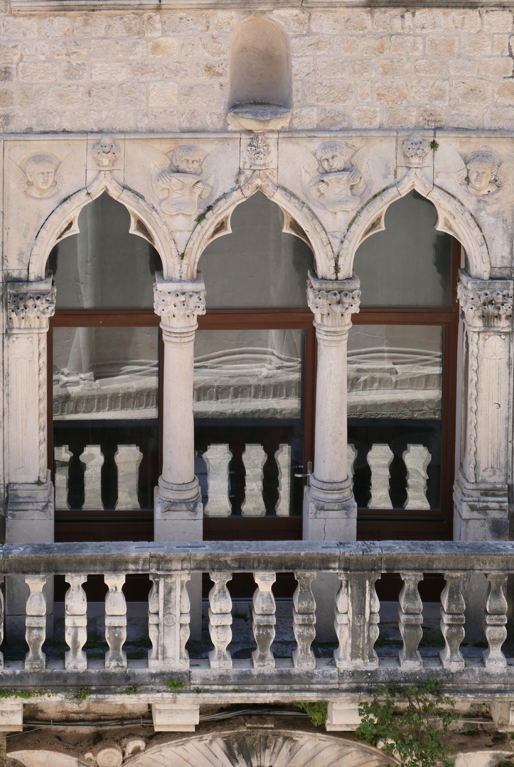 spiegelnde Fenster am Cipiko Palast in Trogir