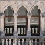 spiegelnde Fenster am Cipiko Palast in Trogir