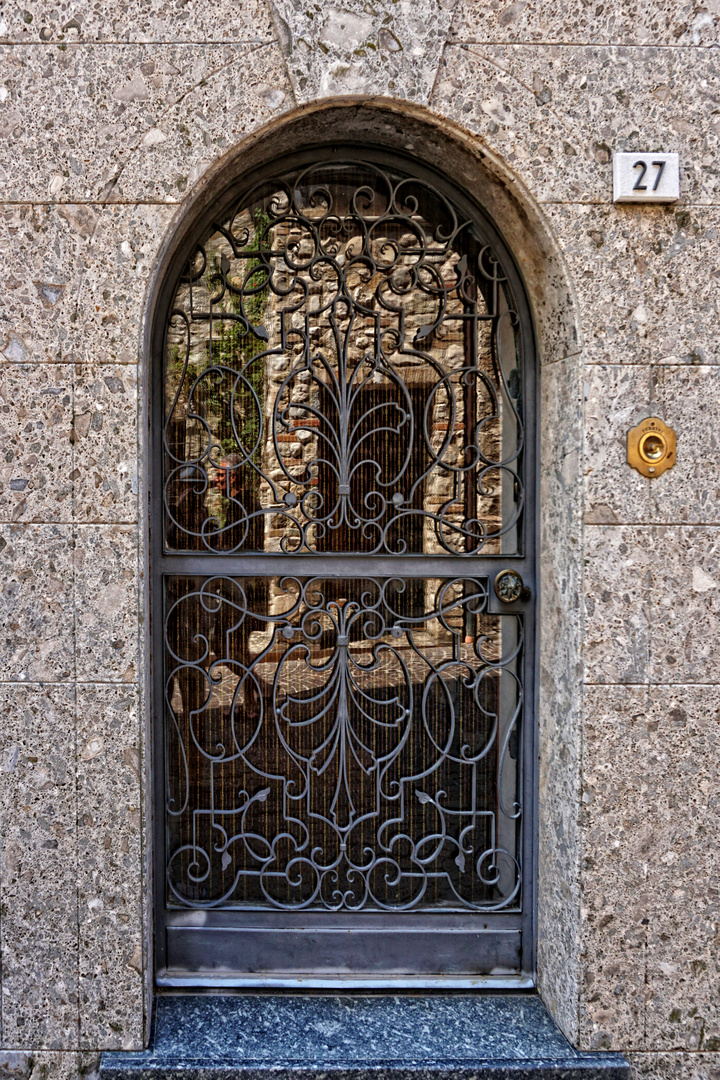 Spiegelnde Glastür in Sirmione am Gardasee