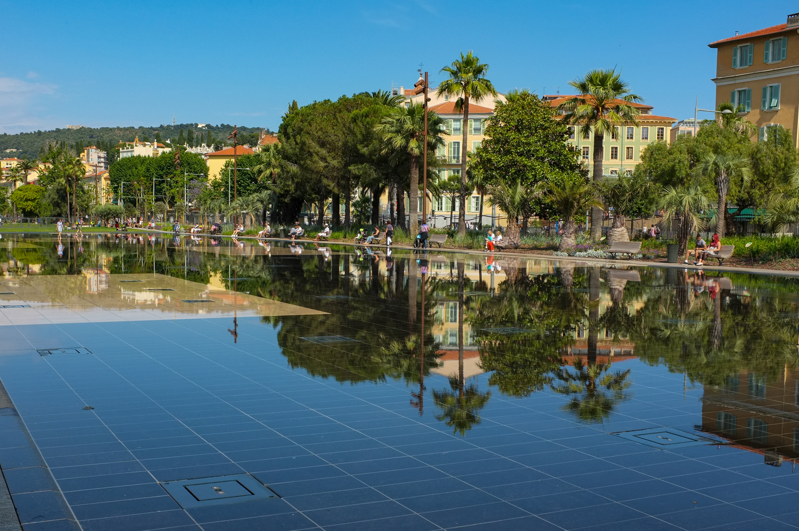 Spiegelnde Promenade in Nizza