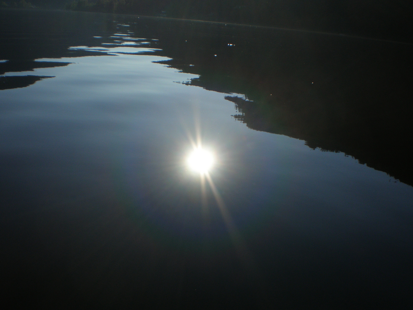 Spiegelnde Sonne im Wasser