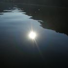 Spiegelnde Sonne im Wasser