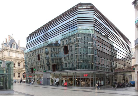 Spiegelnder Glaspalast .....