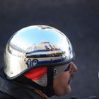 Spiegelnder Helm