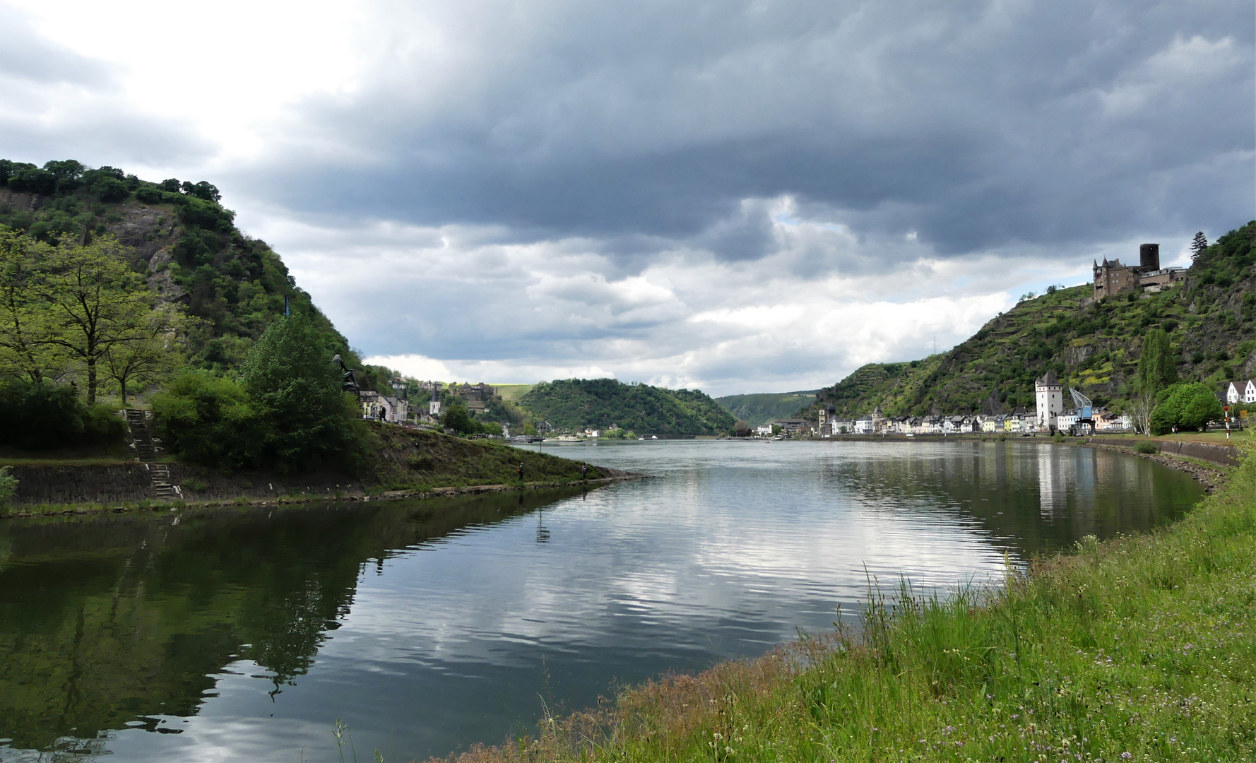 Spiegelnder Rhein