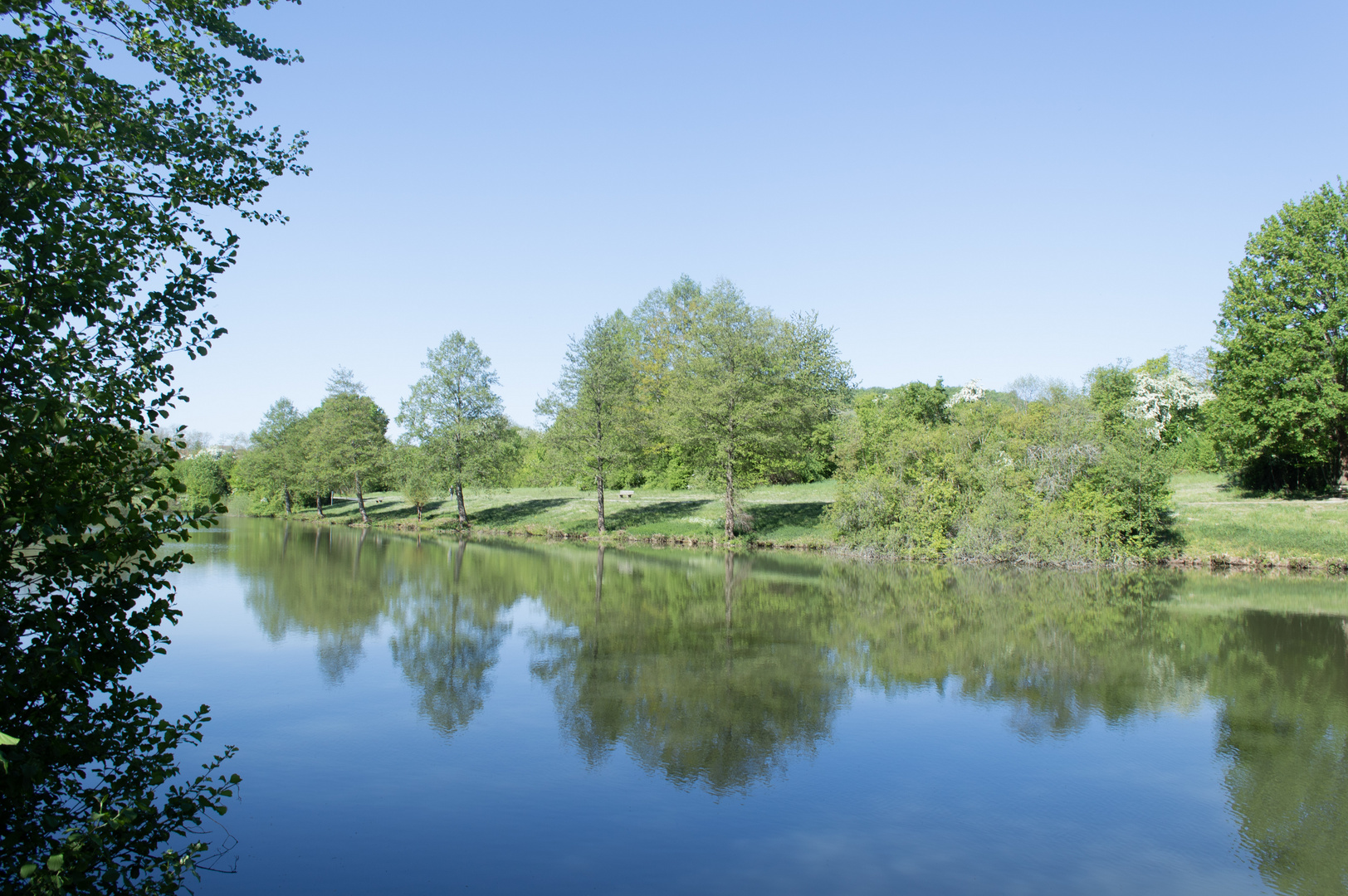 Spiegelnder See