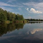 Spiegelnder See