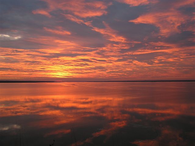 Spiegelnder Sonnenuntergang