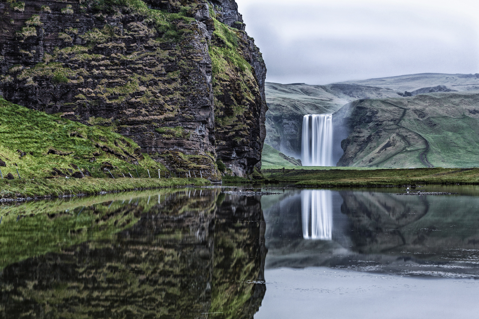 Spiegelnder Wasserfall Skógafoss auf Island